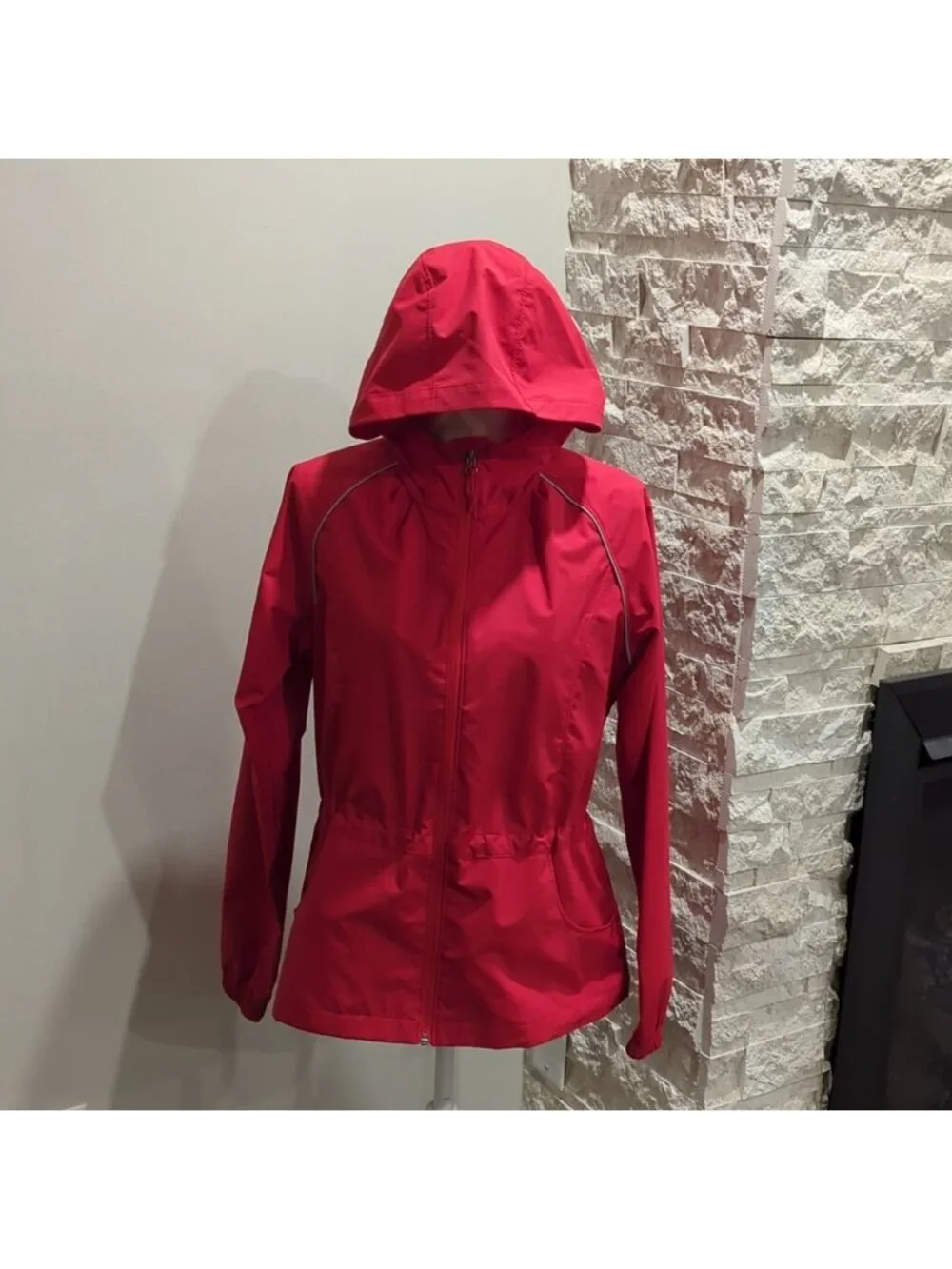 Avia red hooded running reflective waterproof windbreaker jacket like new
